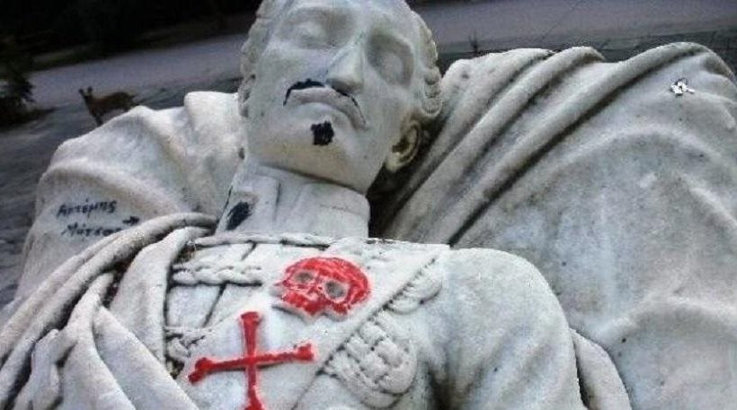 Ντροπή: Βεβήλωσαν με ναζιστικά σύμβολα το μνημείο του Αλέξανδρου Υψηλάντη στο Πεδίο του Άρεως